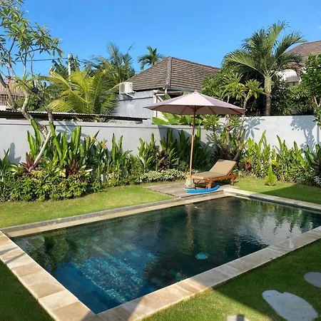 Location, Location, Sunny 2 Bedroom 5 Min To Beach